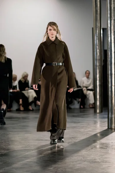 Look 11
